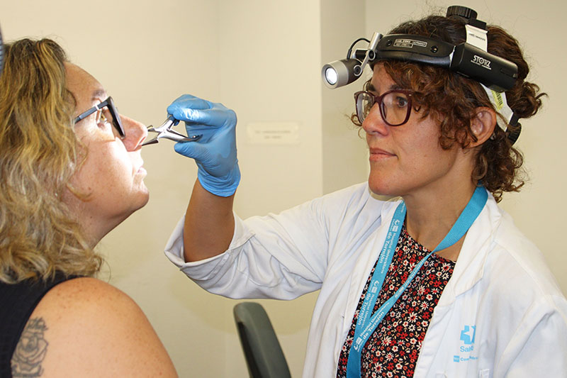 doctora en una consulta de otorrinolaringología