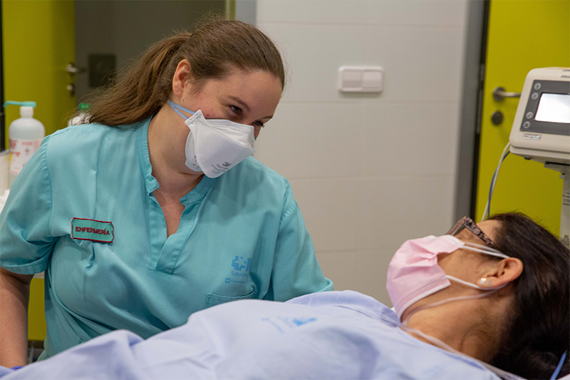 Profesional de Neurología del Hospital Universitario de Torrejón con una paciente