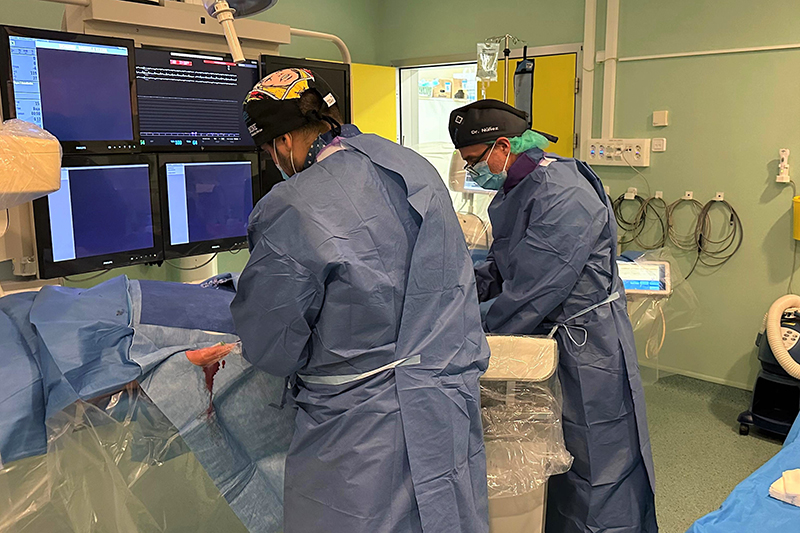 El doctor Iván Nuñez trabajando en la sala de hemodinámica