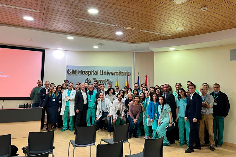 Emmanuel de Geuser, presidente del grupo sanitario Ribera con profesionales del Hospital Universitario de Torrejón en la reunión