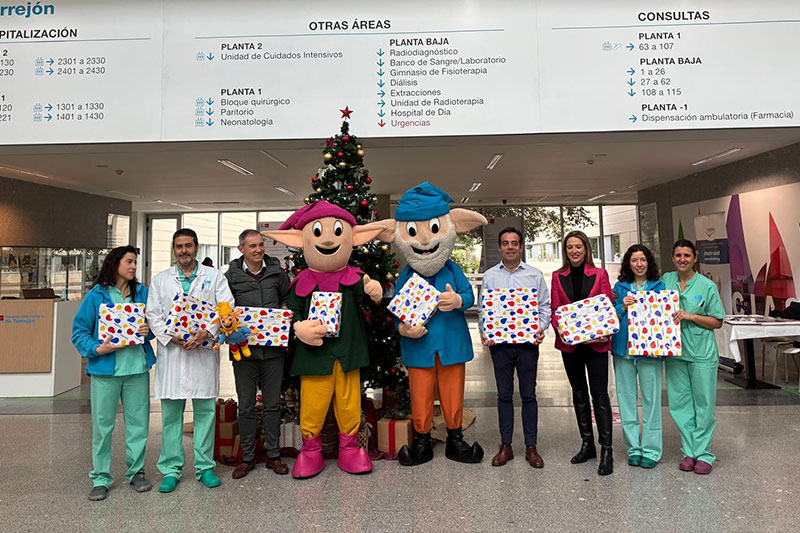 Los Guachis y los bomberos amenizan la estancia de los pacientes ingresados en el Hospital público Universitario de Torrejón por Navidad